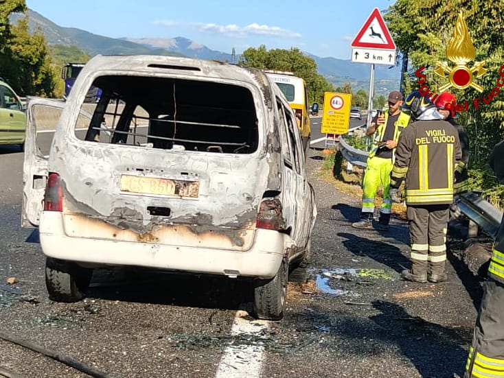 Paura sulla Orte-Terni: auto prende fuoco in corsa, conducente fugge mentre le fiamme divorano il mezzo (FOTO) 2 WhatsApp Image 2026 09 01 at 17.05.28