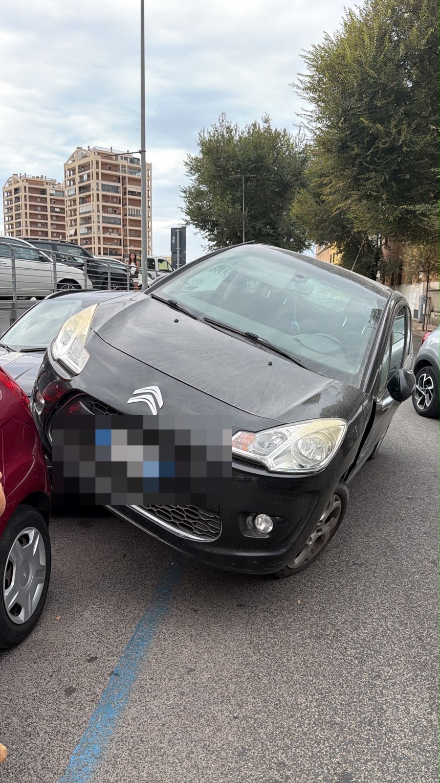 Civitavecchia - Carambola su via Crispi, perde il controllo e finisce sulle auto in sosta (FOTO) 3 WhatsApp Image 2026 09 10 at 13.36.41 2