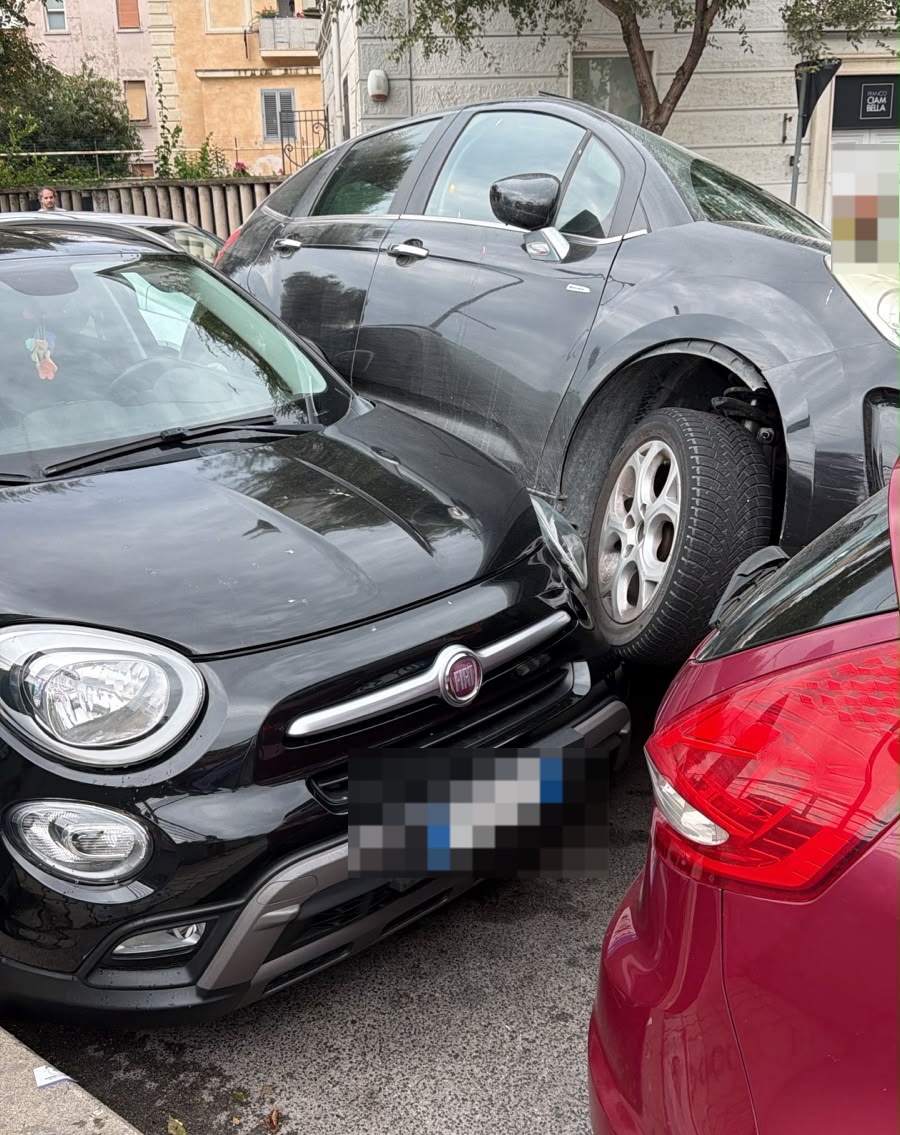 Civitavecchia - Carambola su via Crispi, perde il controllo e finisce sulle auto in sosta (FOTO) 2 WhatsApp Image 2026 09 10 at 13.36.41