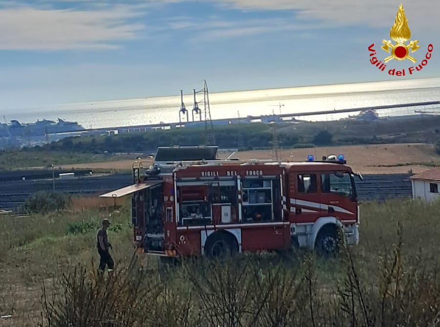 Civitavecchia - Vasto incendio sulla Braccianese Claudia: Vigili del fuoco al lavoro per proteggere le abitazioni (FOTO) 2 WhatsApp Image 2026 09 21 at 21.01.26