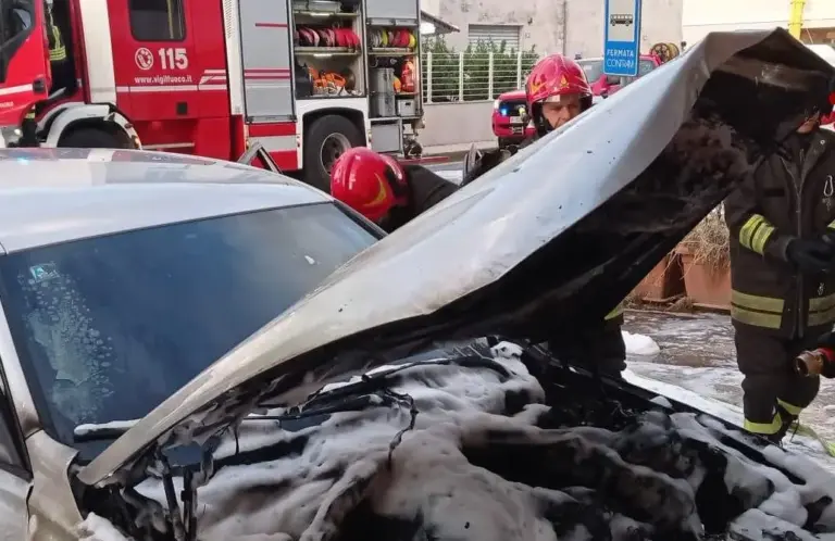 auto-in-fiamme-evacuata-una-casa