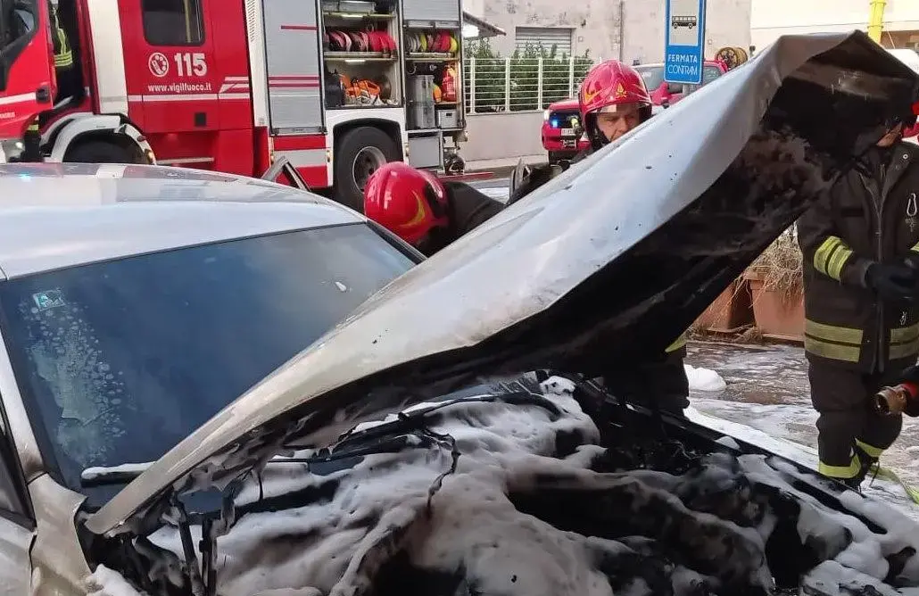auto-in-fiamme-evacuata-una-casa