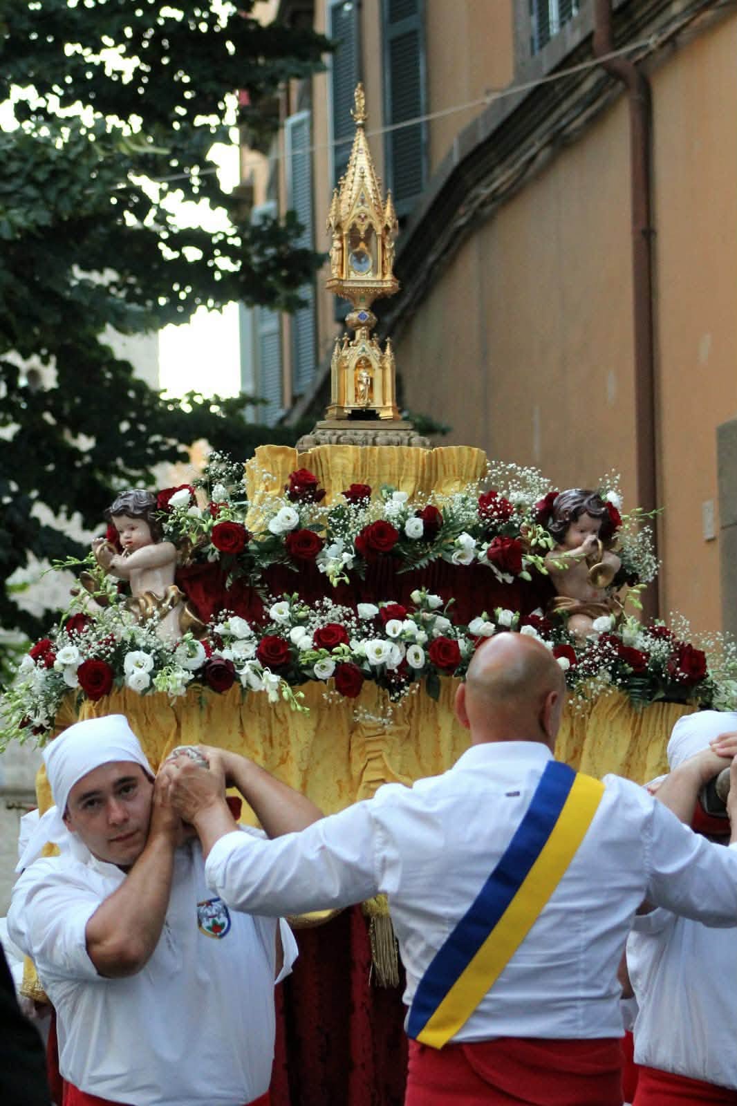 Viterbo - Il Vescovo Piazza: "Comunità viterbese con intensa passione per Santa Rosa ma fragile coesione" 2 cuore santa rosa