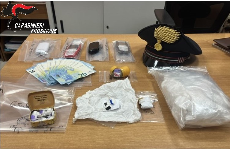 Droga, denaro e altro materiale trovati e sequestrati dai carabinieri