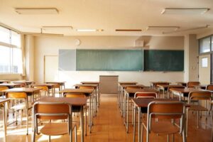 aule-scuola-banchi-vuoti.jpg