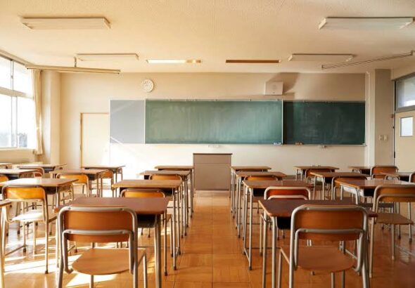 aule-scuola-banchi-vuoti.jpg