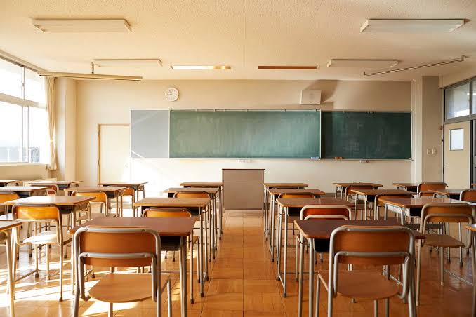 aule-scuola-banchi-vuoti.jpg