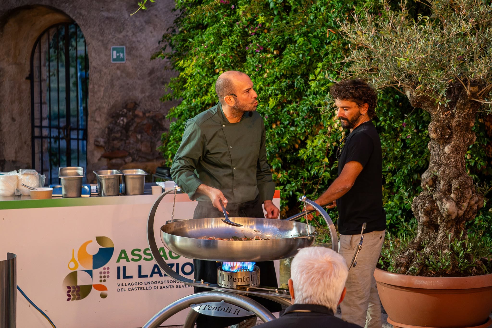 Assaggia il Lazio, chef e ristoratori protagonisti assoluti al Castello di Santa Severa 10 Cuochi che preparano cibo all'aperto
