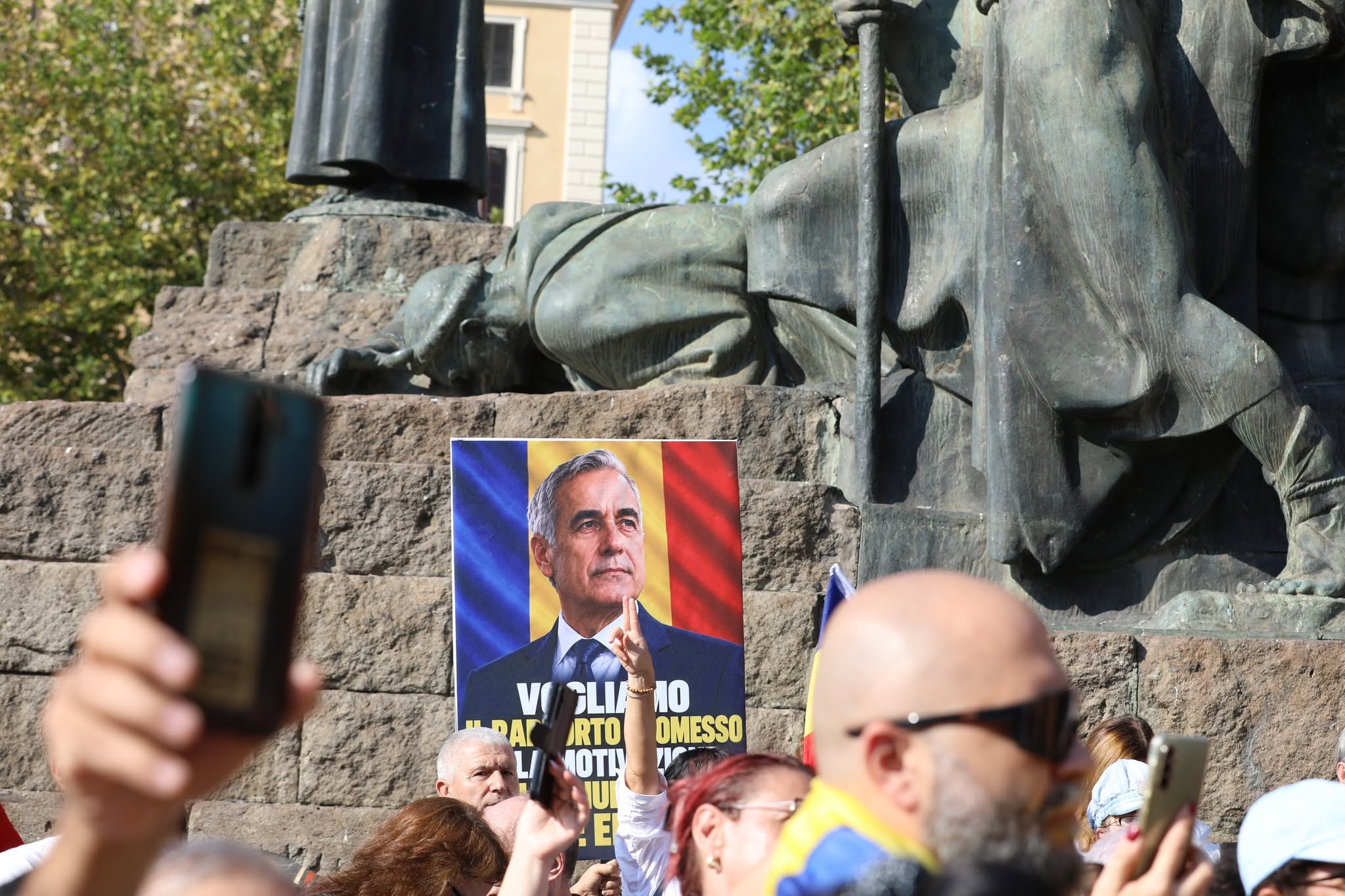 Roma, la diaspora romena in piazza per Călin Georgescu: "È solo l'inizio" 5 826878668 1123685513552568 8200436123135498689 n