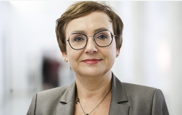 Polonia, scontro sulla Corte costituzionale: sospeso il presidente, il capo dello Stato rientra dal Senegal 2 Anna Korwin Piotrowska