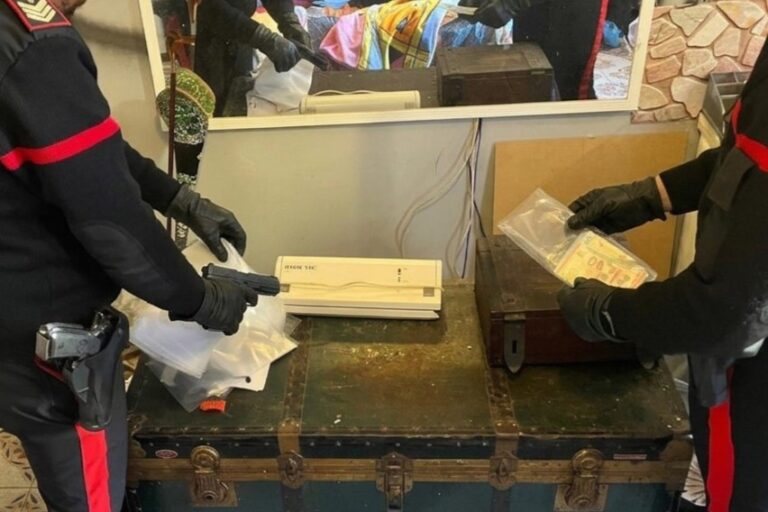 CASTEL GANDOLFO - La pistola e il materiale sequestrati dai Carabinieri a Ciampino