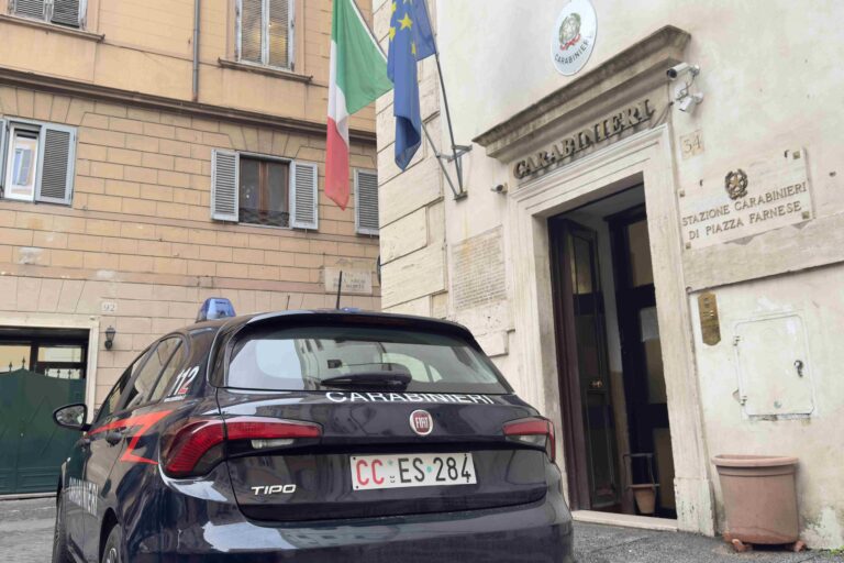 CENTRO - I Carabinieri di piazza Farnese intervenuti (1)