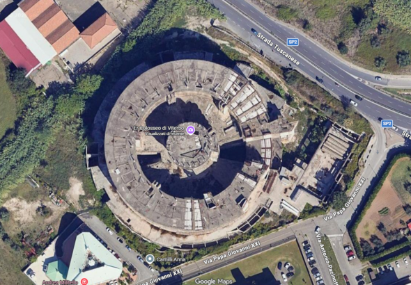 La grande struttura circolare del colosseo del riello
