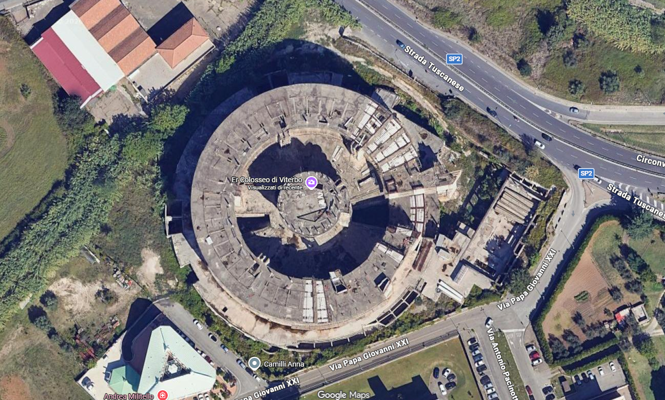 La grande struttura circolare del colosseo del riello