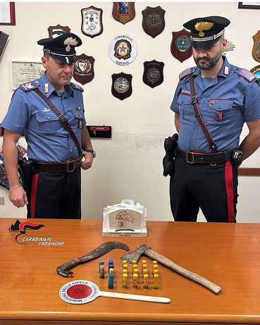 Cassino - Accetta sotto il sedile e cartucce in casa: denunciato un anziano ad Ausonia 3 IMG 20261019 WA0009 1