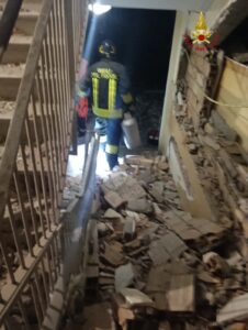 Ostia, bomba carta sventra l'androne di un palazzo: due feriti ed evacuate 11 famiglie. L'ombra della criminalità (FOTO) 4 OSTIA ESPLOSIONE 2