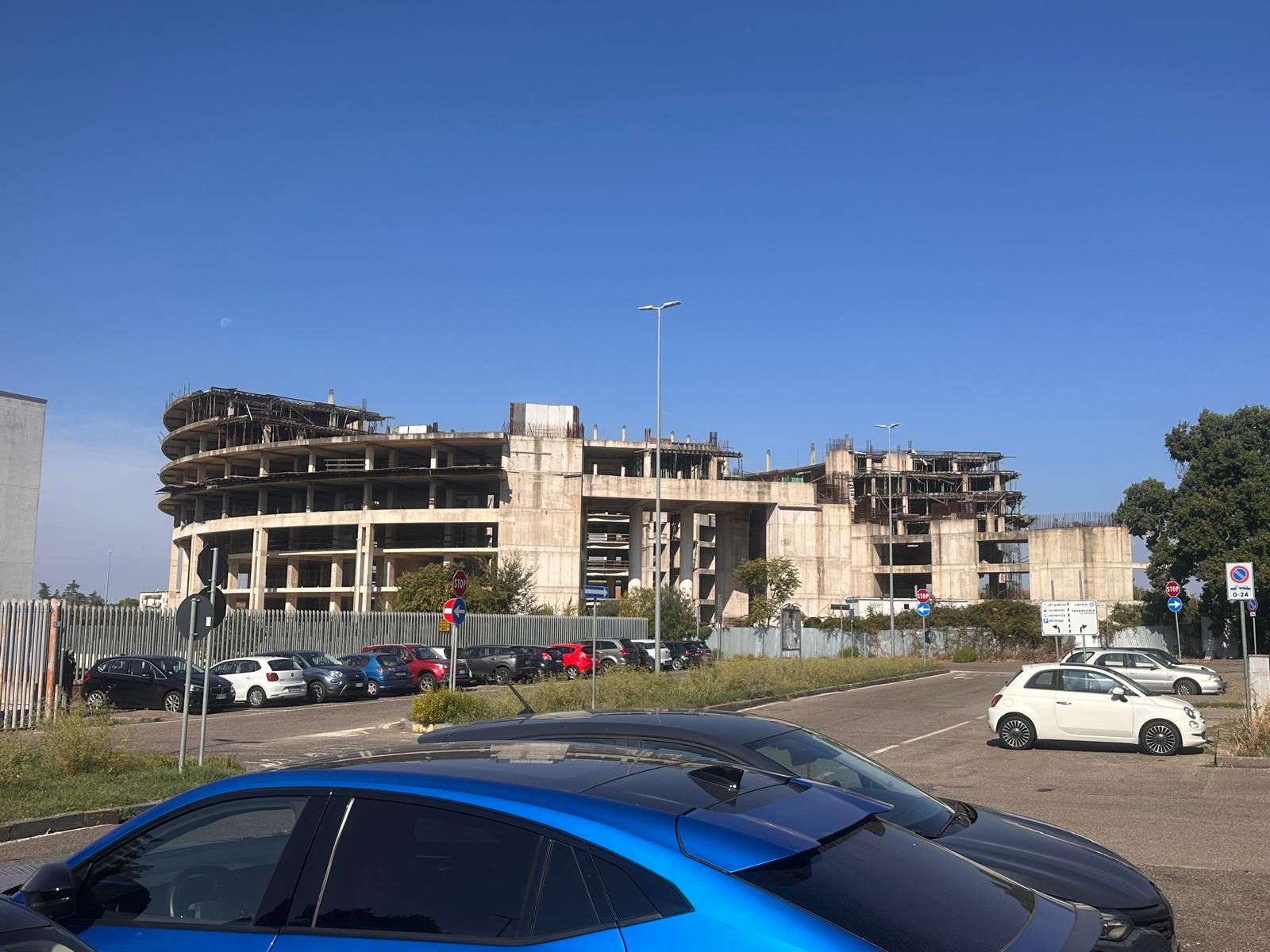 Edificio in costruzione, cielo blu. Colosseo del Riello a Viterbo