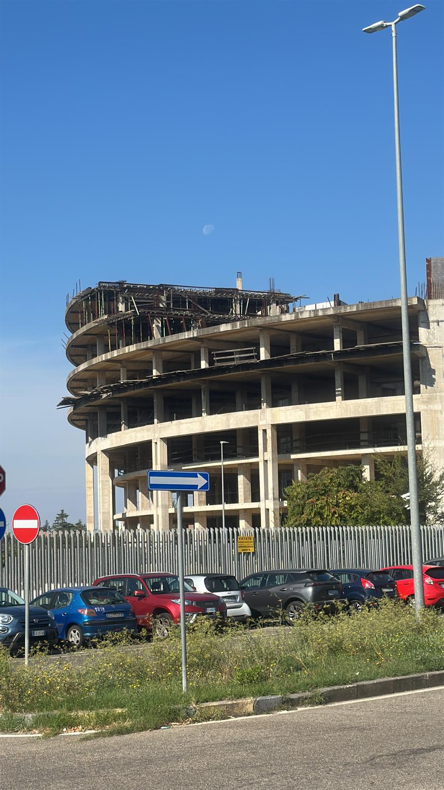 Lo scheletro del Colosseo del Riello all'asta per in solo milione di euro