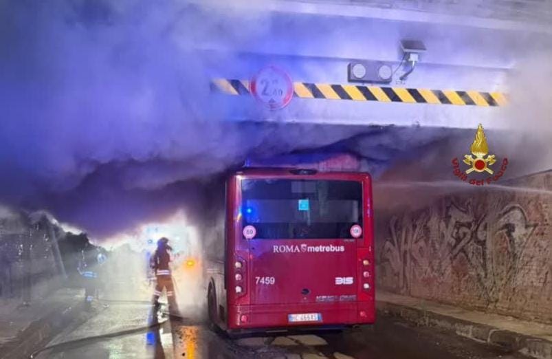 Schianto contro il sottopasso e fiamme nella notte: bus distrutto tra Ostia e Roma (FOTO) 3 incendio via malafede 2