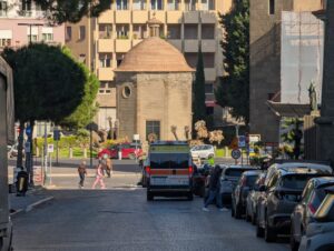 Follia davanti alle Poste centrali: due donne si prendono a schiaffi e pugni sotto gli occhi dei bambini. Una finisce in ospedale (FOTO) 4 rissa sacrario 3